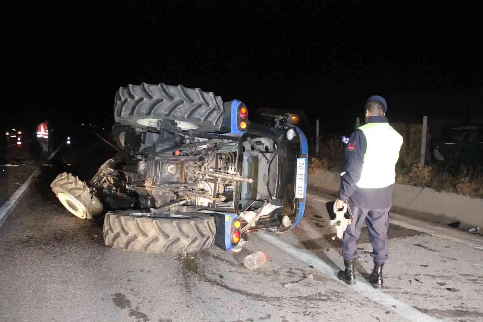 Otomobil traktör römorkuna arkadan çarptı: 4 yaralı
