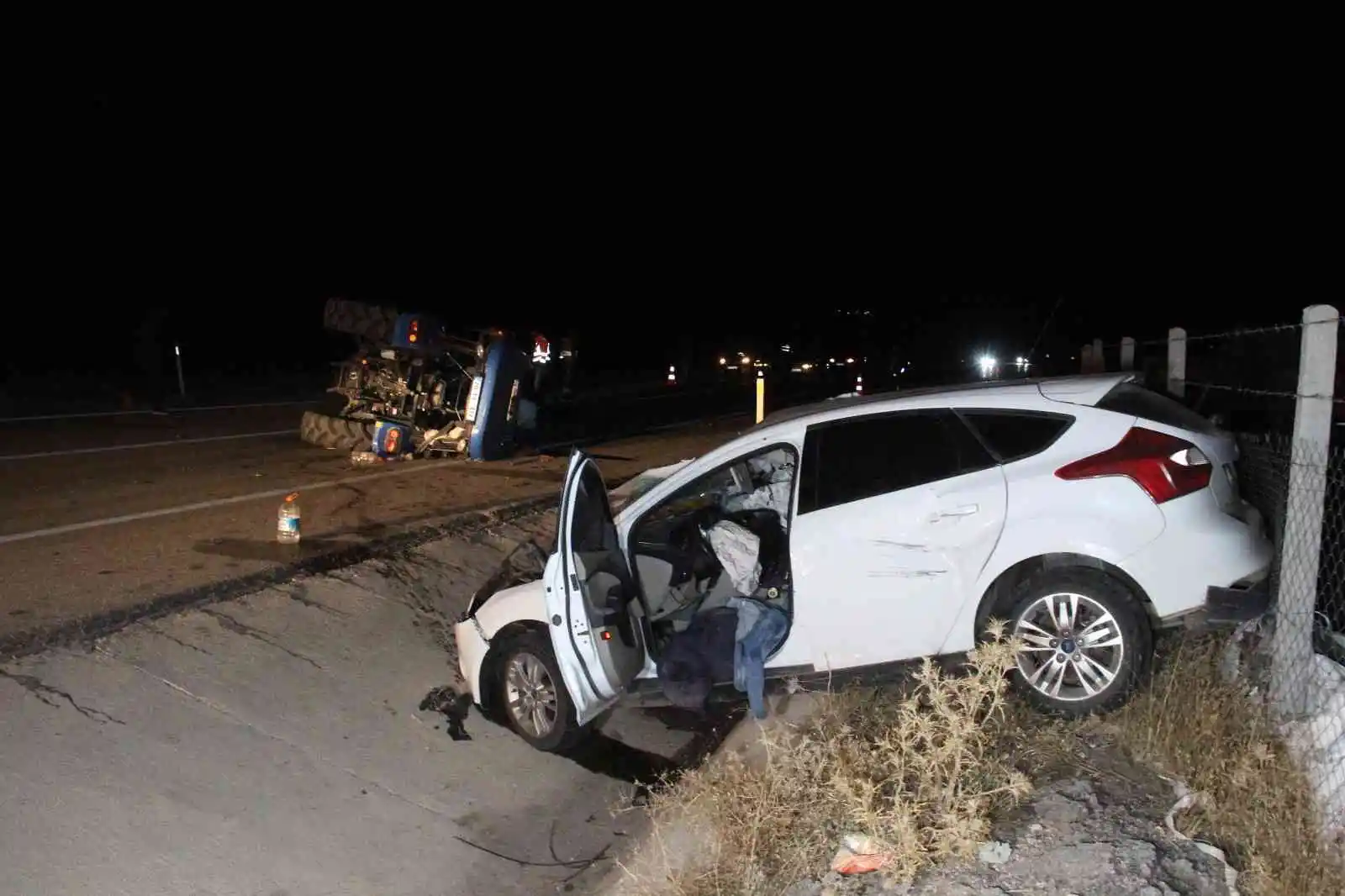 Otomobil traktör römorkuna arkadan çarptı: 4 yaralı
