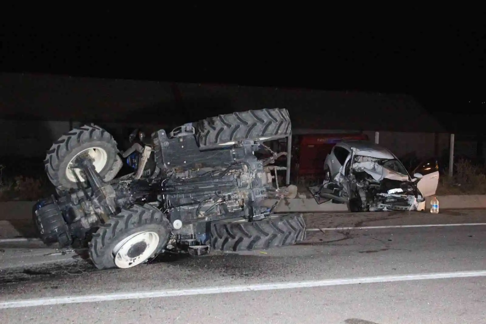 Otomobil traktör römorkuna arkadan çarptı: 4 yaralı
