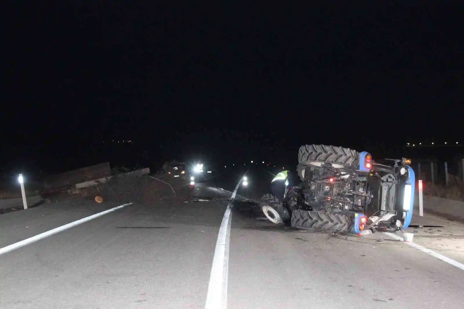 Otomobil traktör römorkuna arkadan çarptı: 4 yaralı
