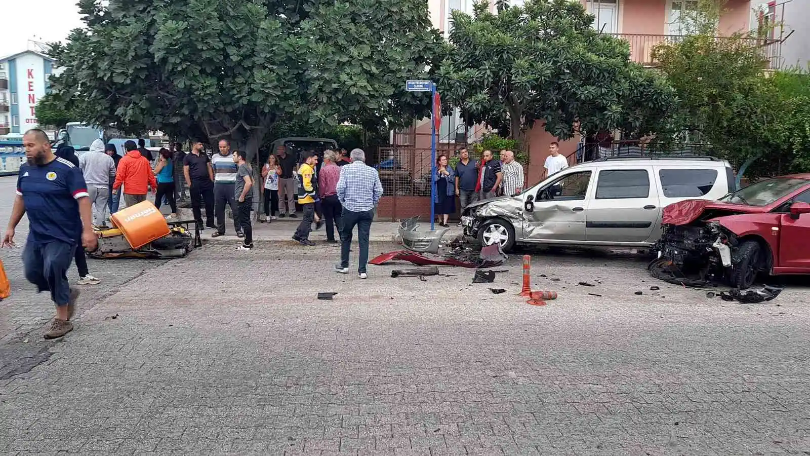 Otomobilin çarptığı motosiklet sürücüsü havada takla attı
