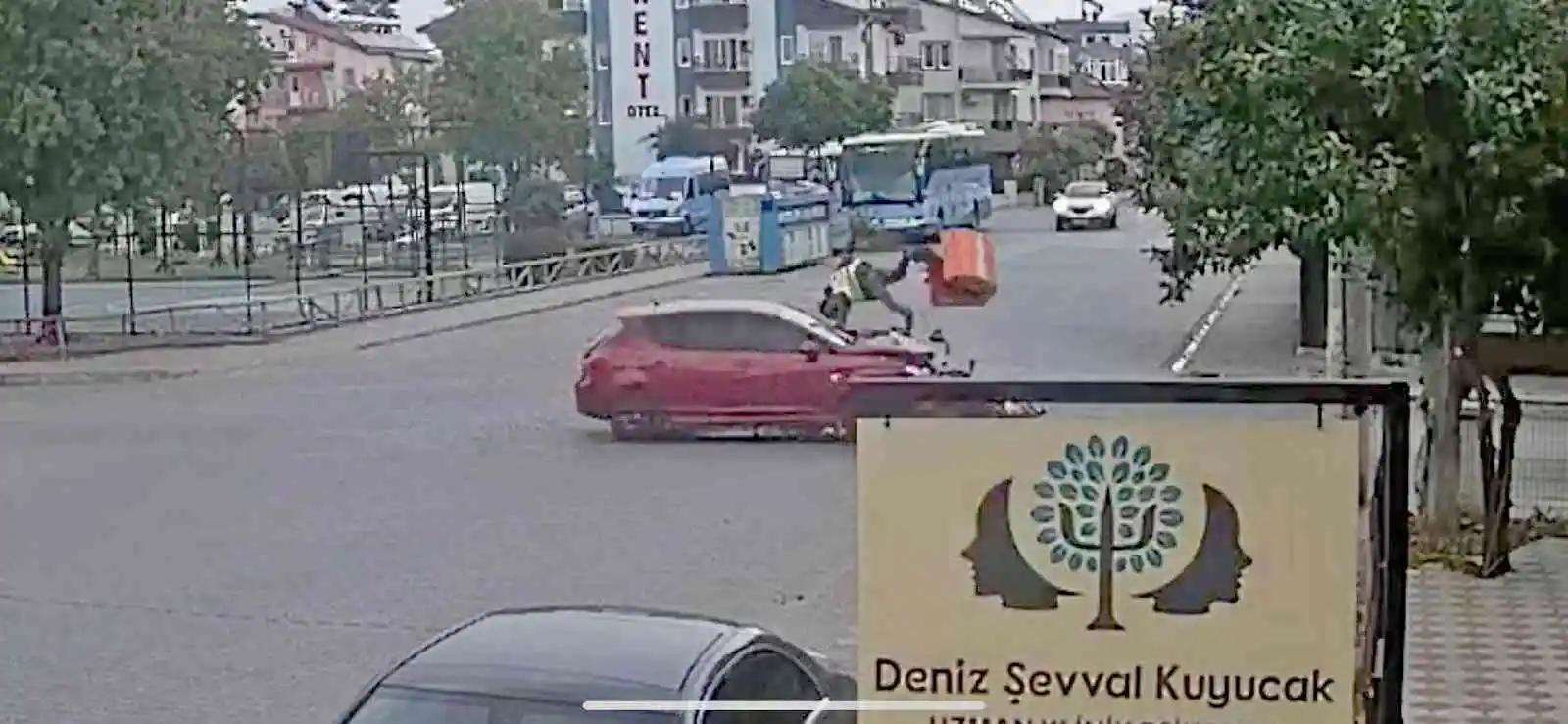 Otomobilin çarptığı motosiklet sürücüsü havada takla attı
