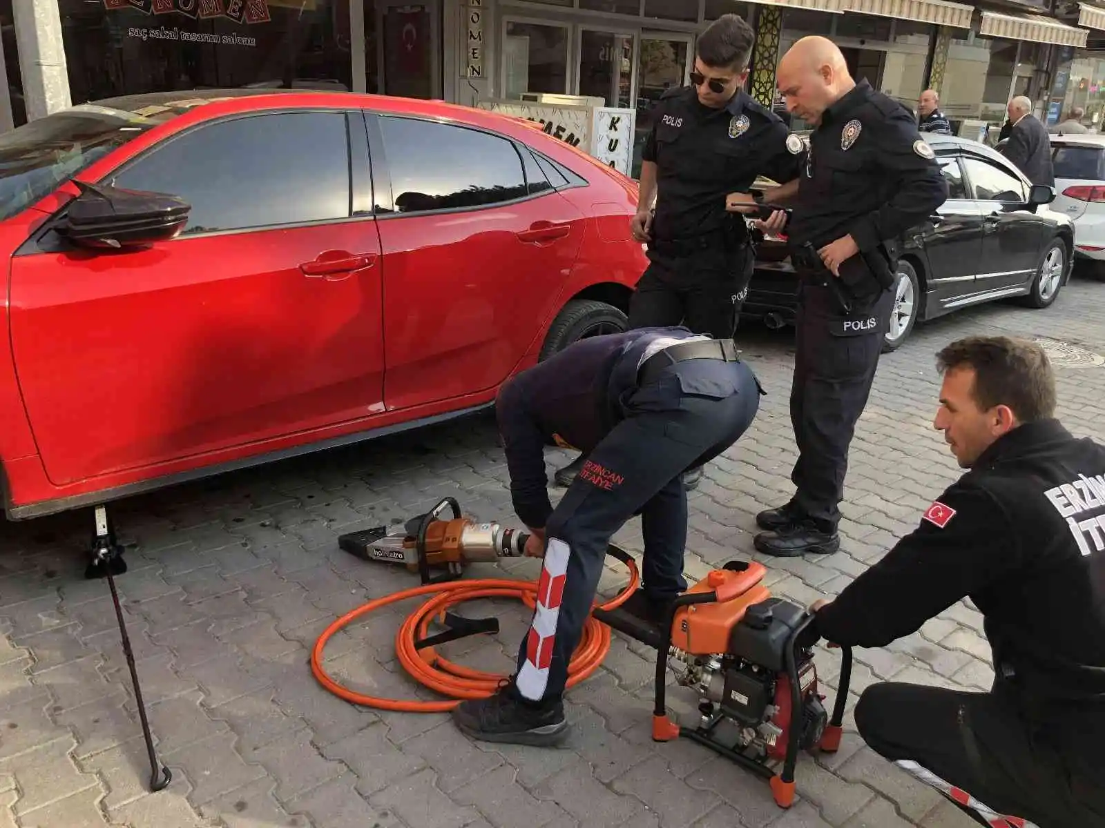 Otomobilin motor kısmına giren yavru kedi kurtarıldı
