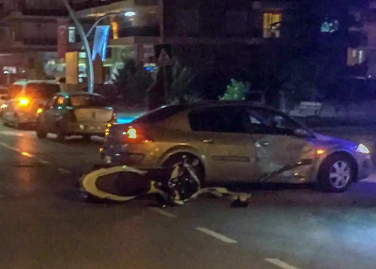 Otomobille motosiklet çarpıştı: 2 yaralı