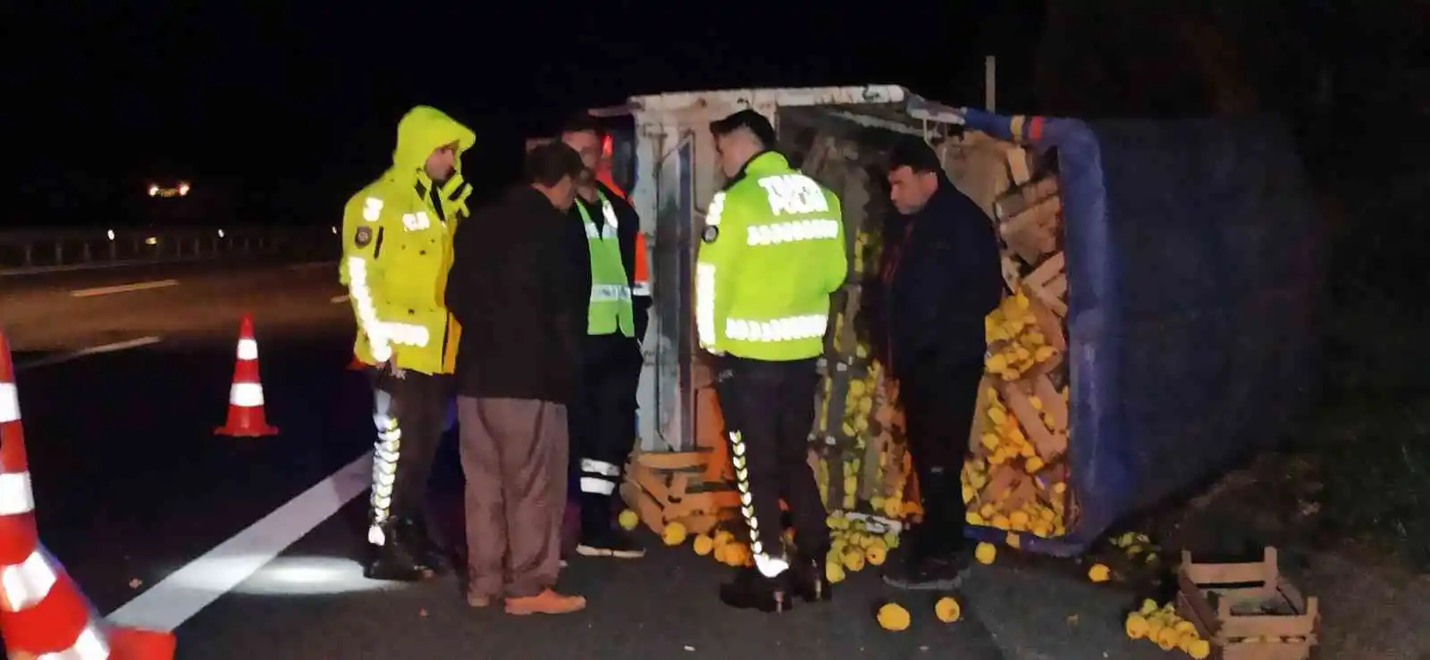 Otoyolda ayva yüklü kamyonet devrildi
