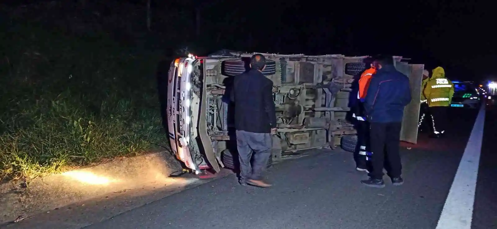 Otoyolda ayva yüklü kamyonet devrildi
