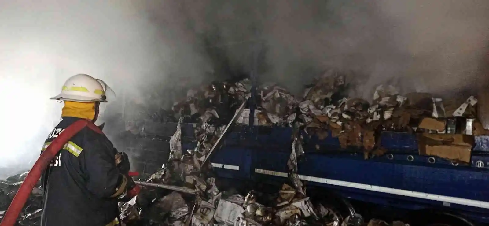 Otoyolda küçük ev aletleri taşıyan tır alev alev yandı