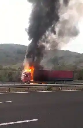 Otoyolda küçük ev aletleri taşıyan tır alev alev yandı