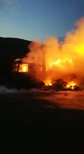 Otoyolda küçük ev aletleri taşıyan tır alev alev yandı