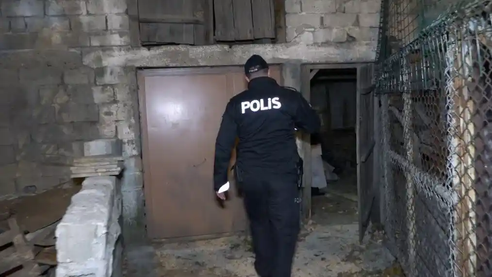 (Özel) Bursa'da akıl almaz hırsızlık...Patronunu bidon bidon soydu
