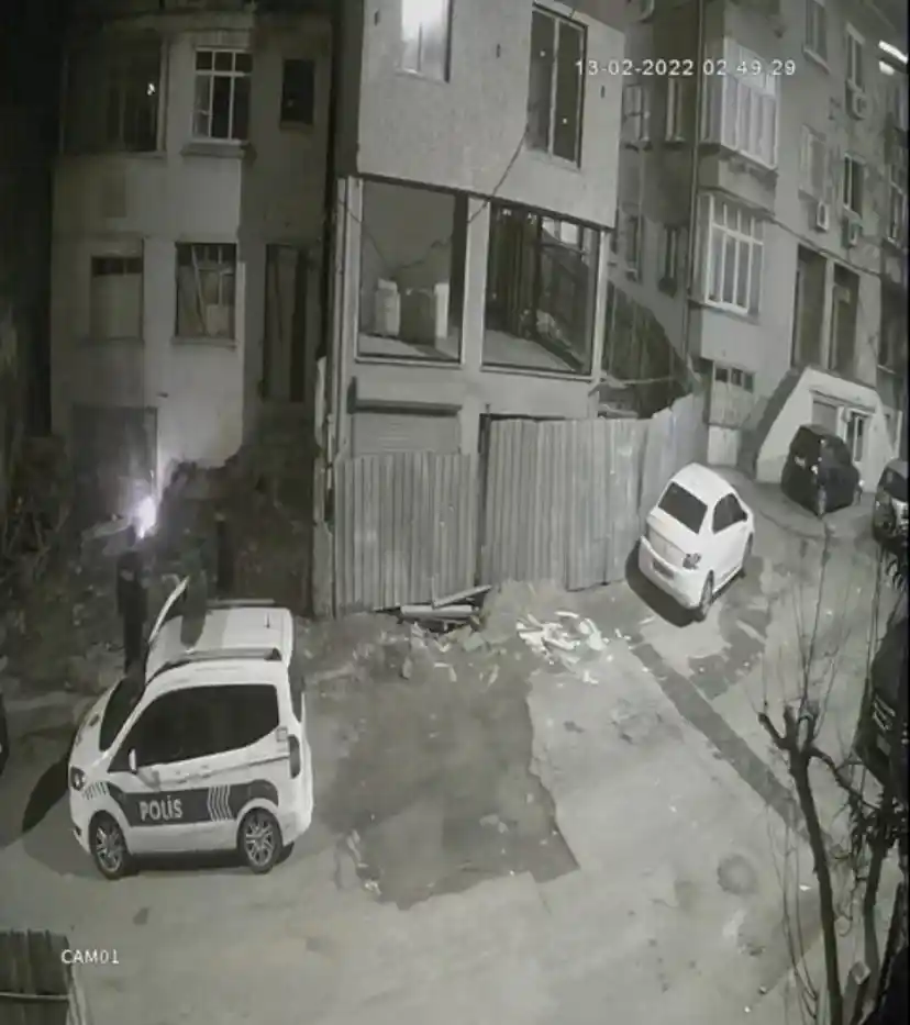 (Özel) İstanbul’da hırsıza suçüstü kamerada: Bakır kabloları eritirken yakalandı

