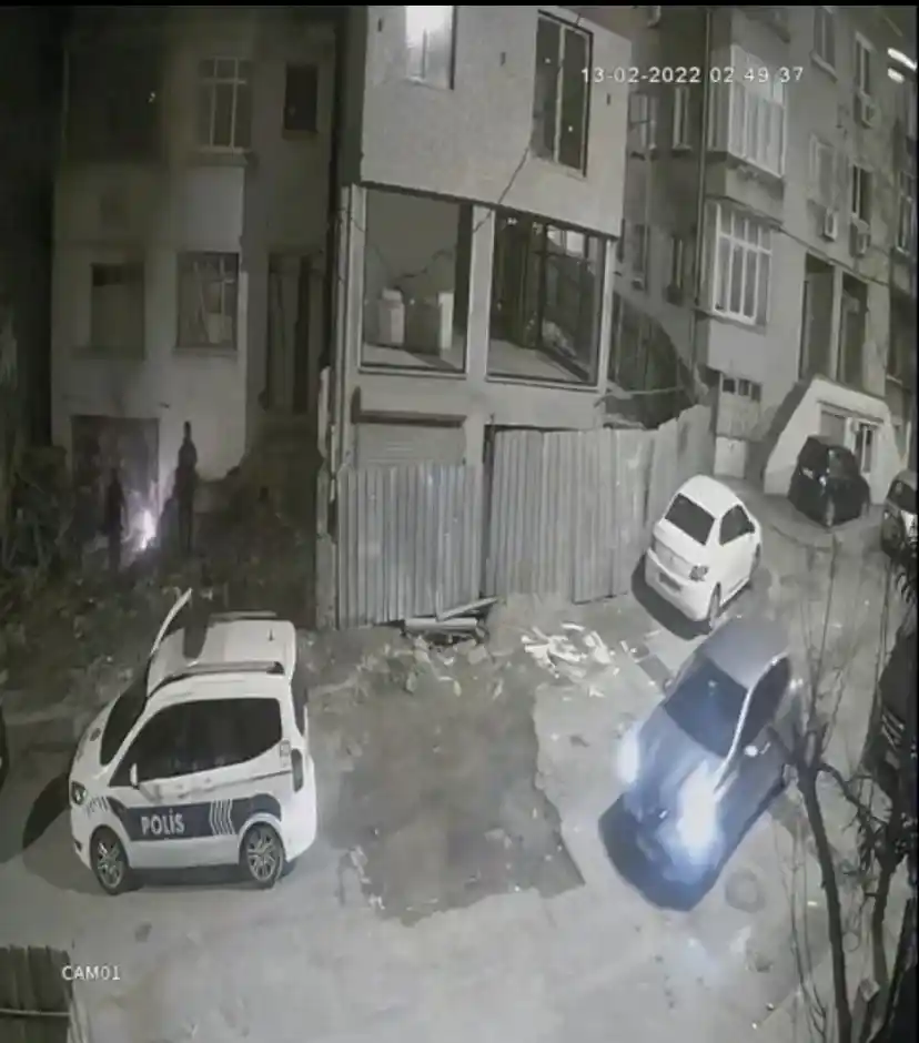 (Özel) İstanbul’da hırsıza suçüstü kamerada: Bakır kabloları eritirken yakalandı
