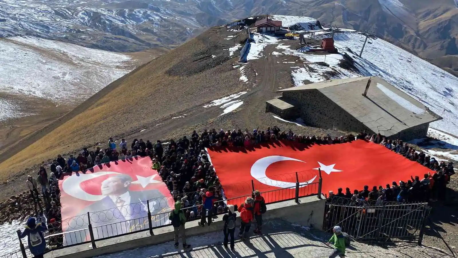 Palandöken'in karlı zirvesinde dinmeyen Cumhuriyet coşkusu
