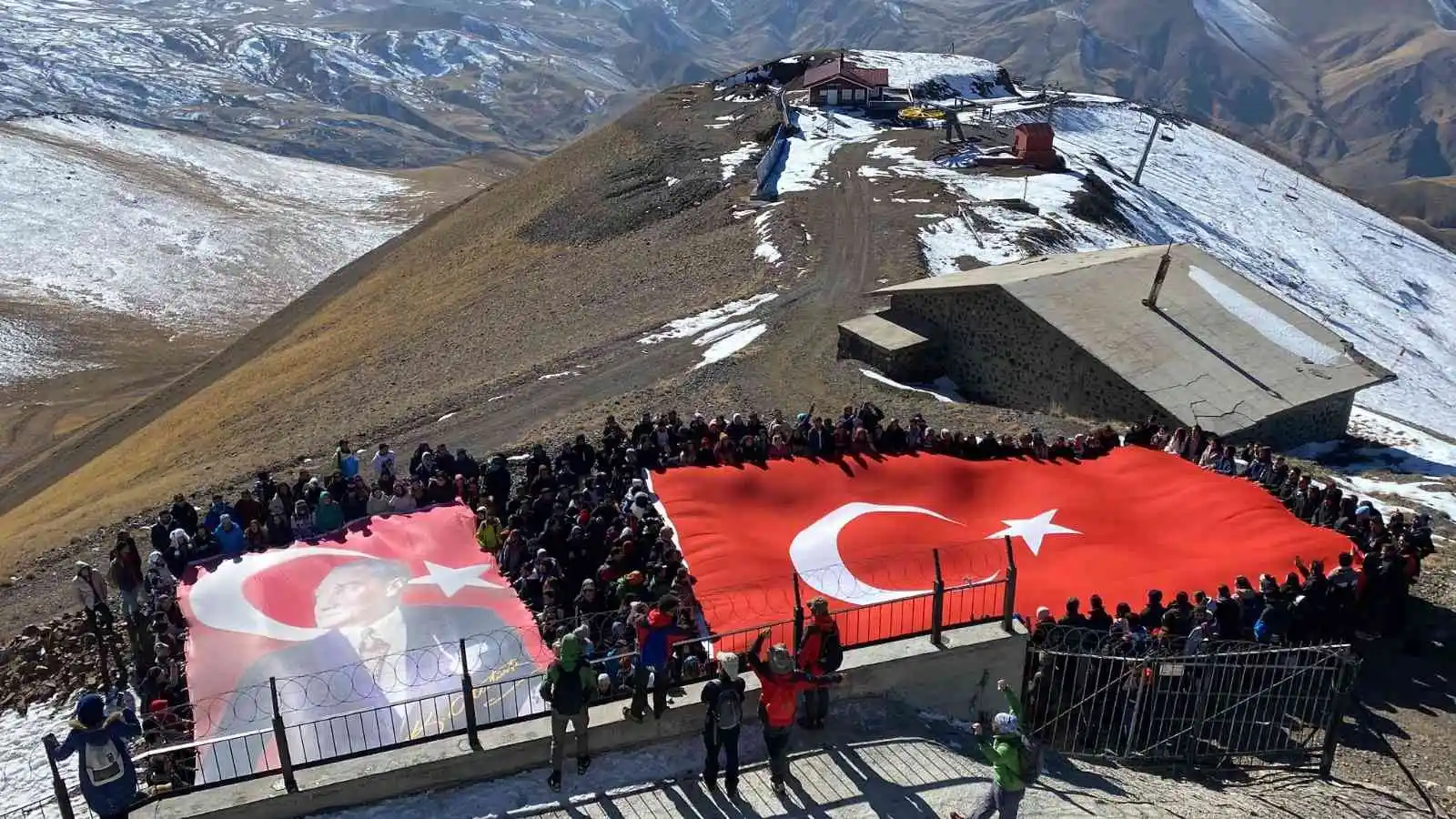 Palandöken’in karlı zirvesinde dinmeyen Cumhuriyet coşkusu
