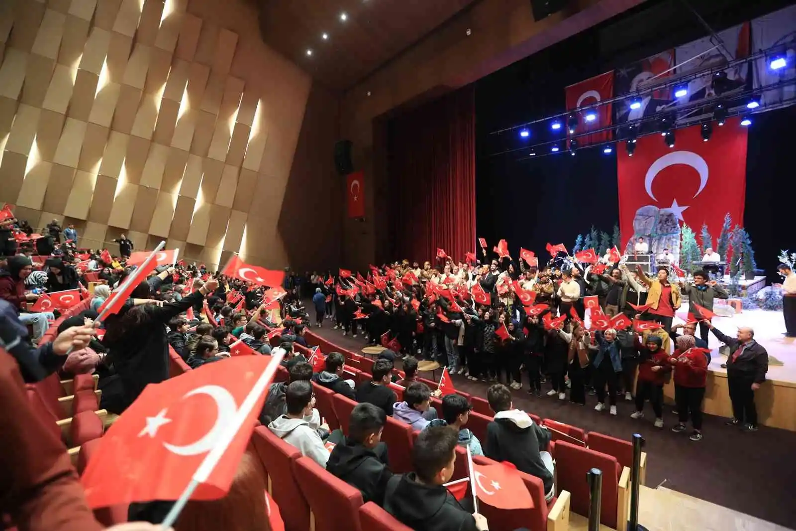 Pamukkale’de ’İşgalden Cumhuriyete’ oyunu liselilerle buluştu