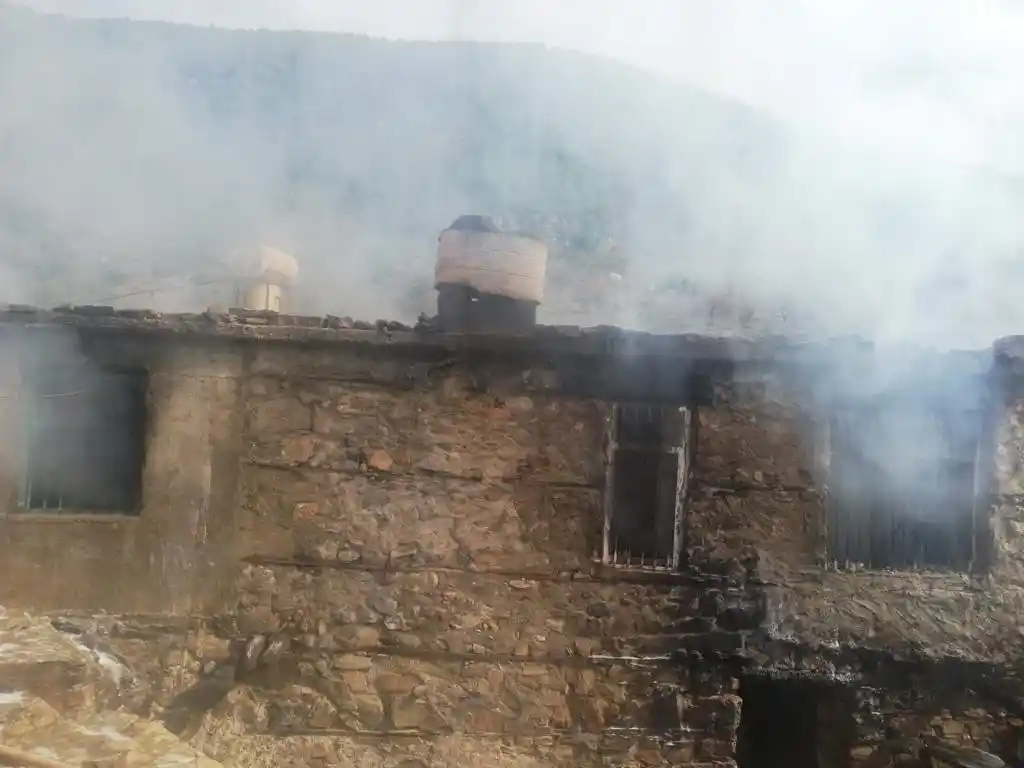 Patlayan tüp yangına sebep oldu, ev kullanılamaz hale geldi