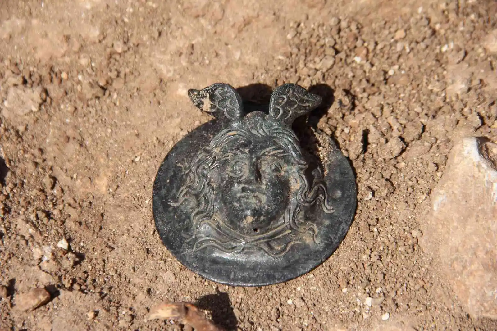 Perre'deki kazılarda Medusa kabartmalı madalya bulundu