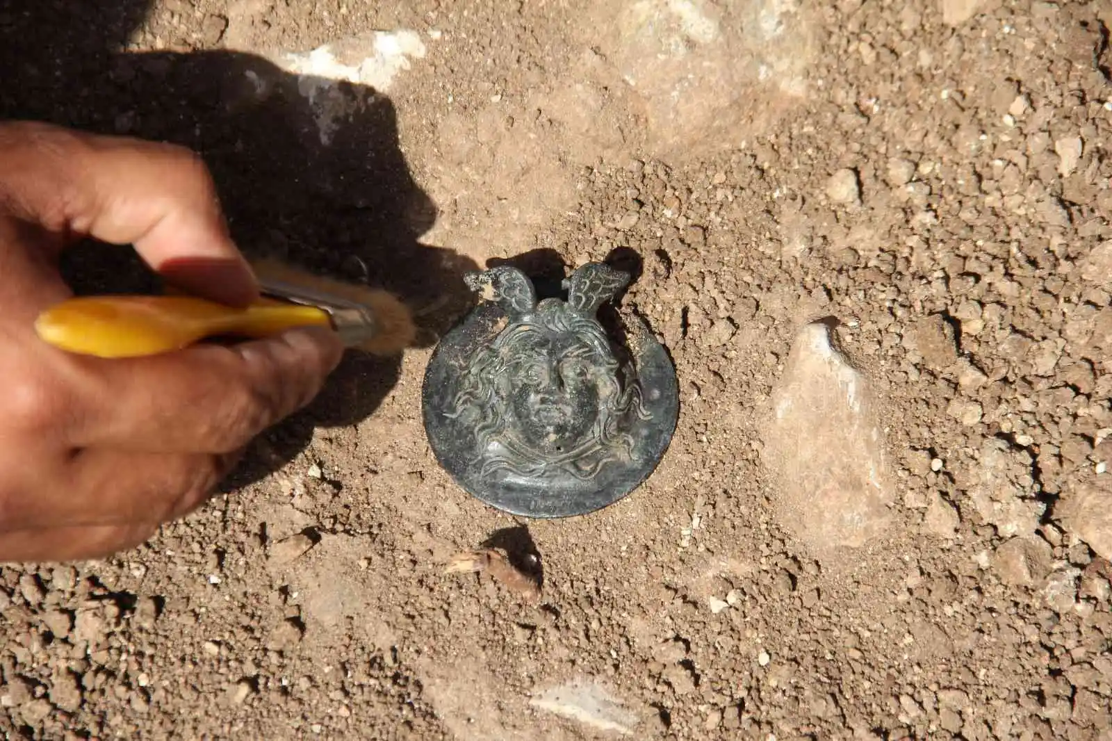 Perre’deki kazılarda Medusa kabartmalı madalya bulundu