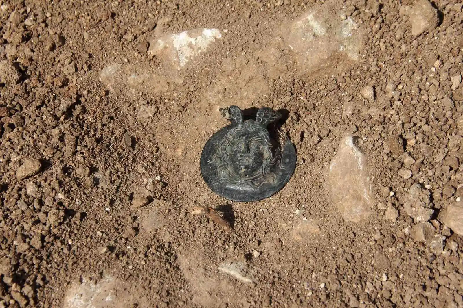 Perre’deki kazılarda Medusa kabartmalı madalya bulundu