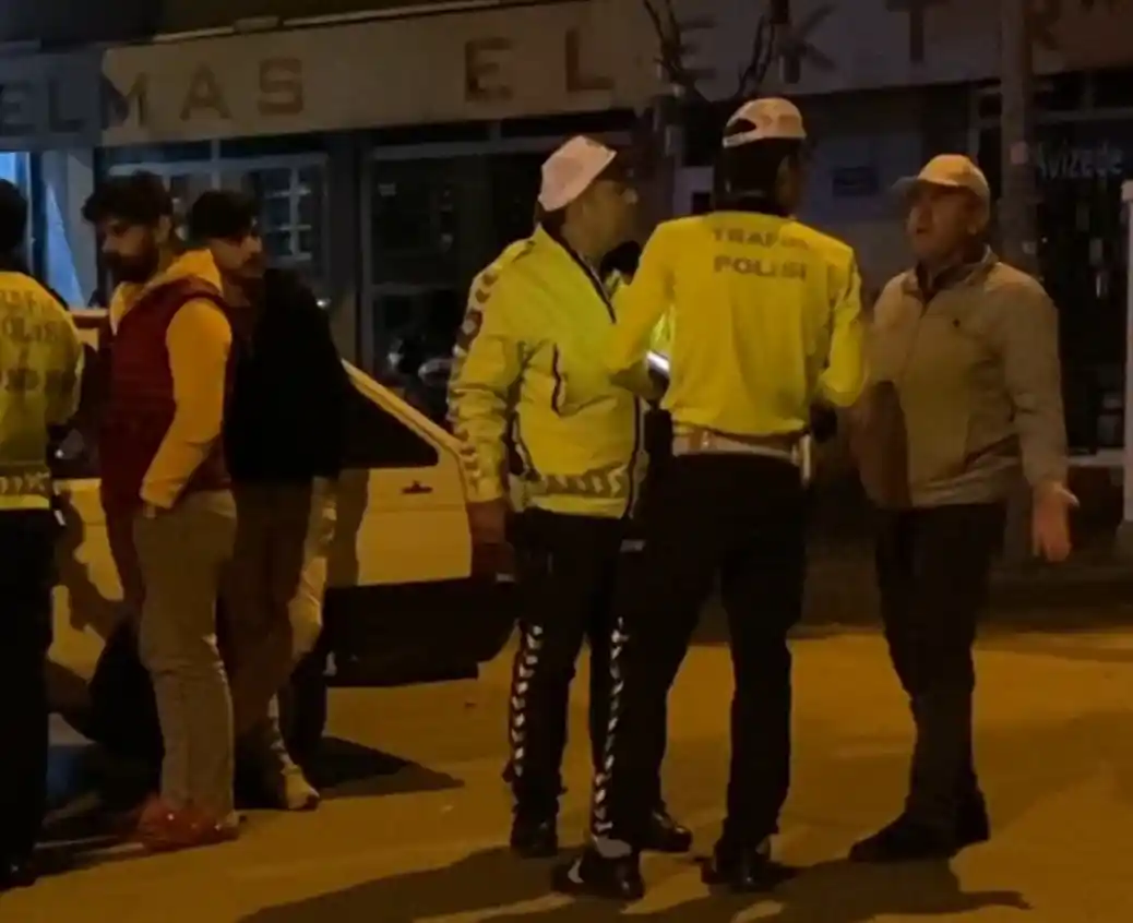 Polisin sürücü ile imtihanı kamerada
