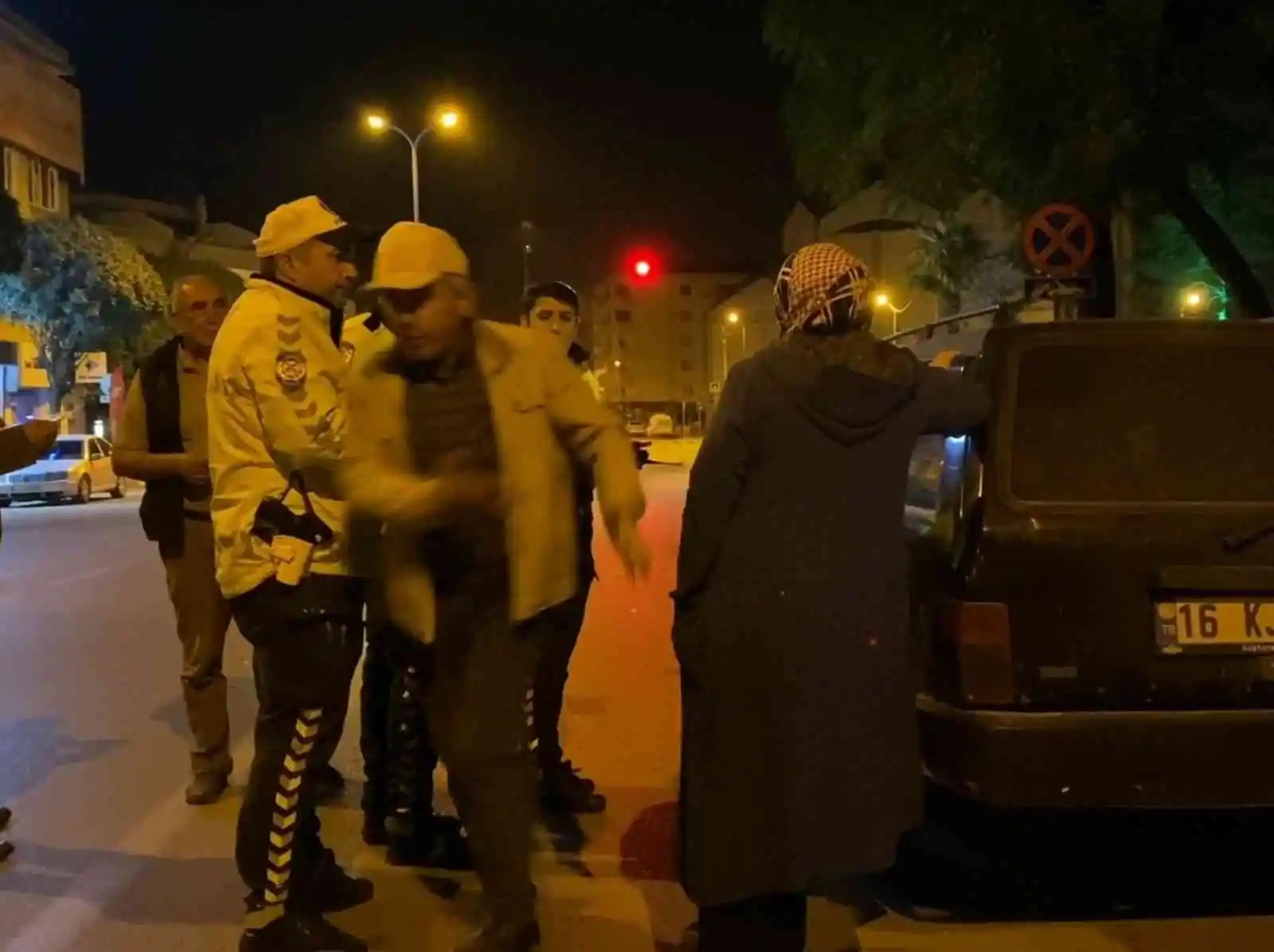 Polisin sürücü ile imtihanı kamerada
