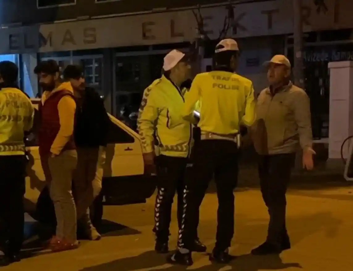 Polisin sürücü ile imtihanı kamerada
