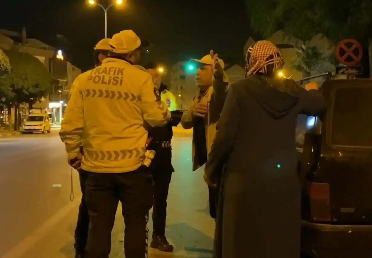 Polisin sürücü ile imtihanı kamerada
