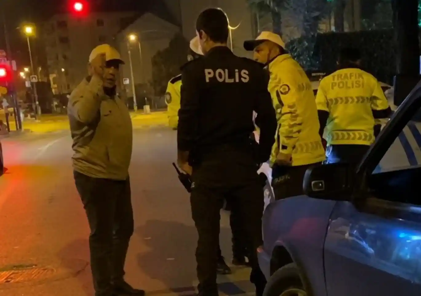 Polisin sürücü ile imtihanı kamerada
