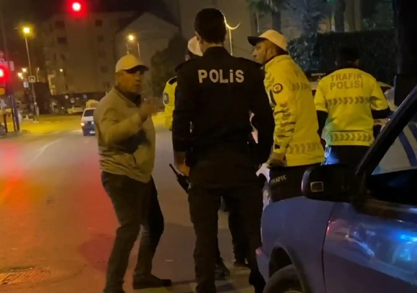 Polisin sürücü ile imtihanı kamerada
