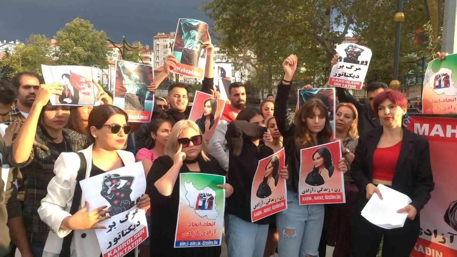 Protestolara Kütahya'da yaşayan İran vatandaşları da destek verdi
