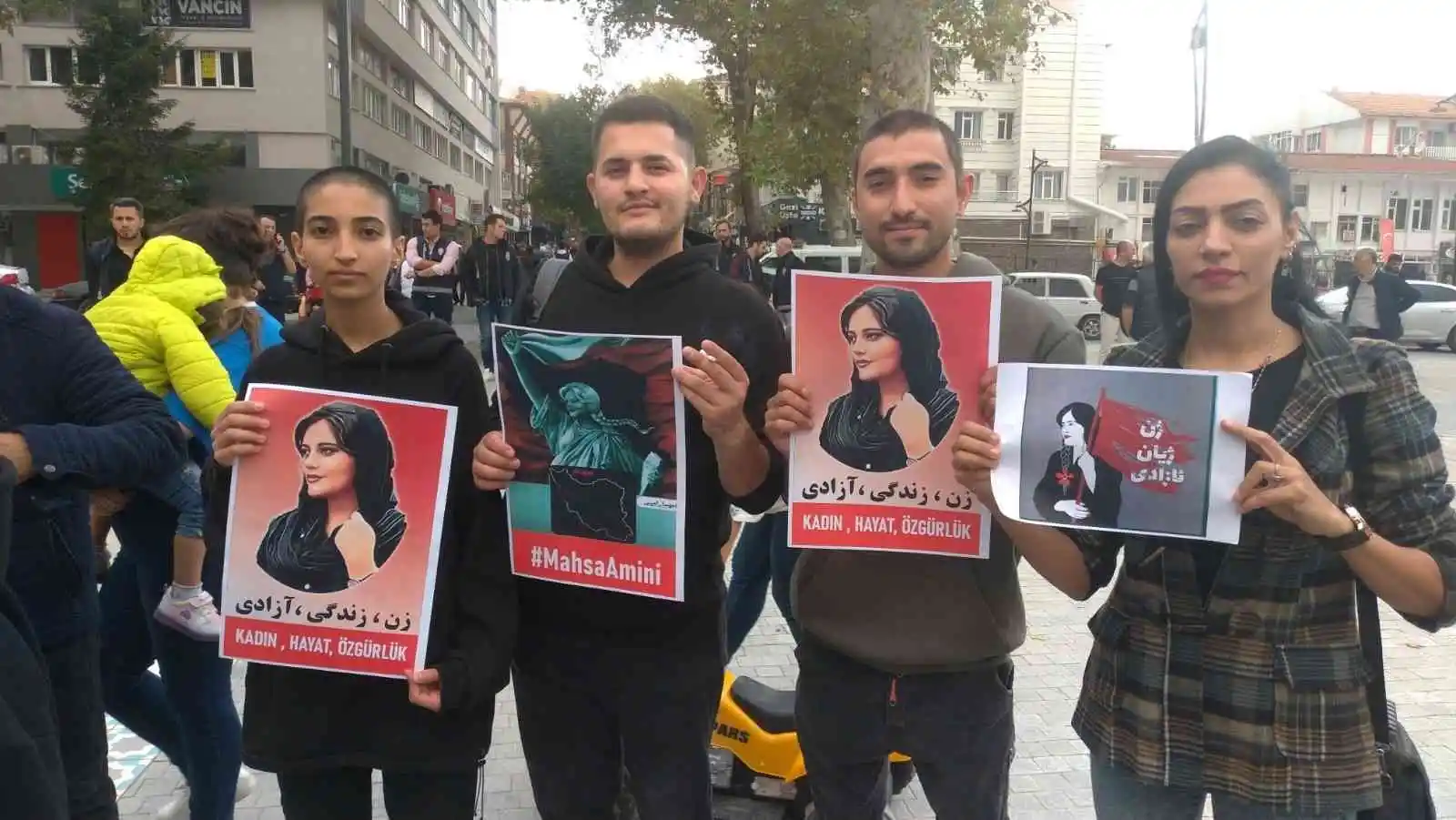 Protestolara Kütahya’da yaşayan İran vatandaşları da destek verdi
