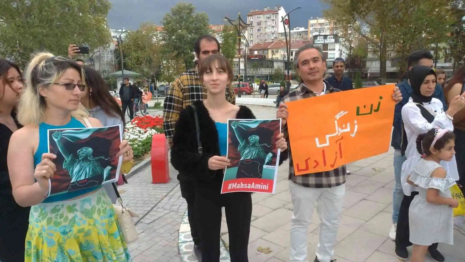 Protestolara Kütahya’da yaşayan İran vatandaşları da destek verdi
