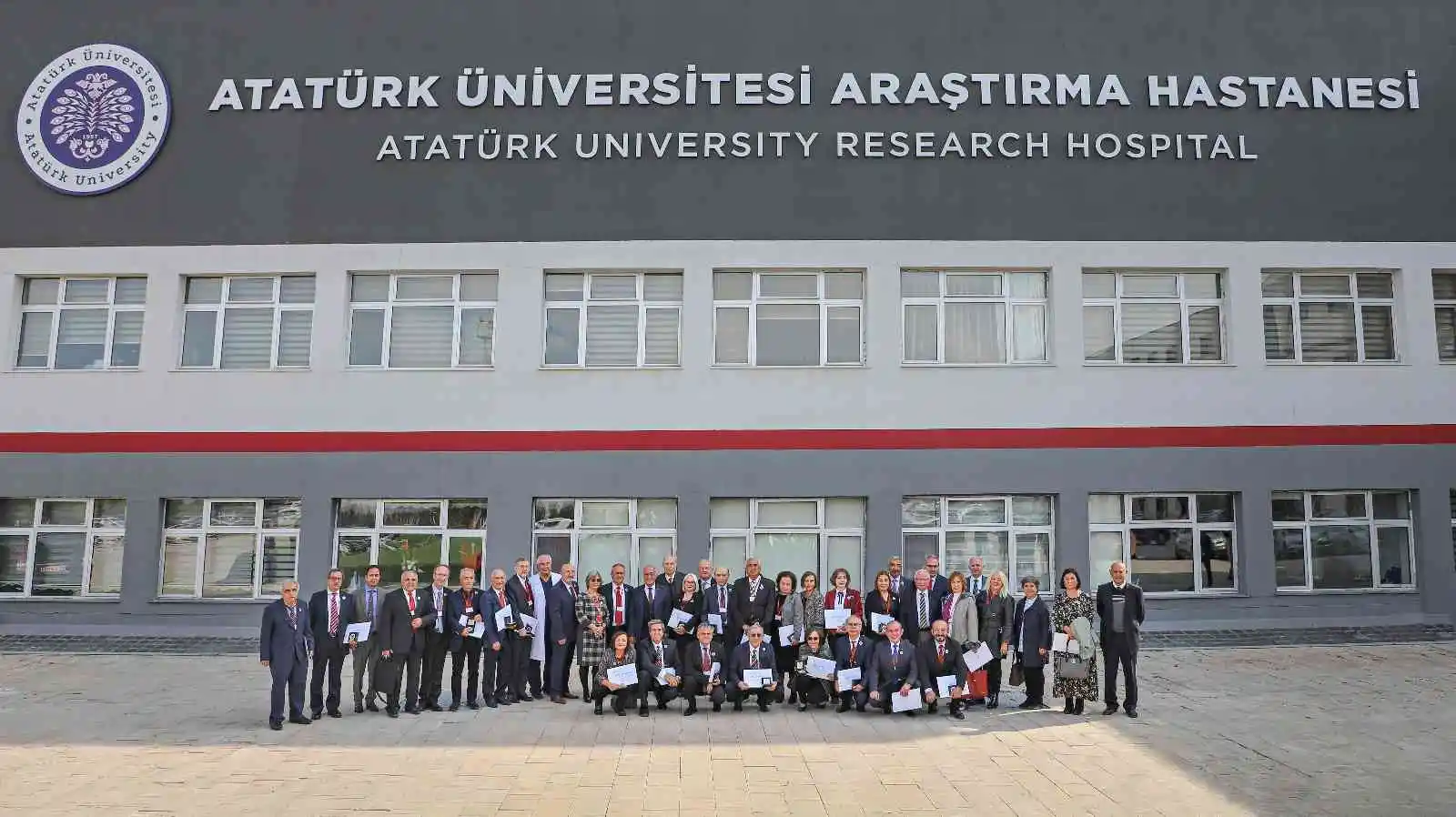 Rektör Çomaklı, tıp fakültesi 1976-1982 dönemi mezunları ile bir araya geldi