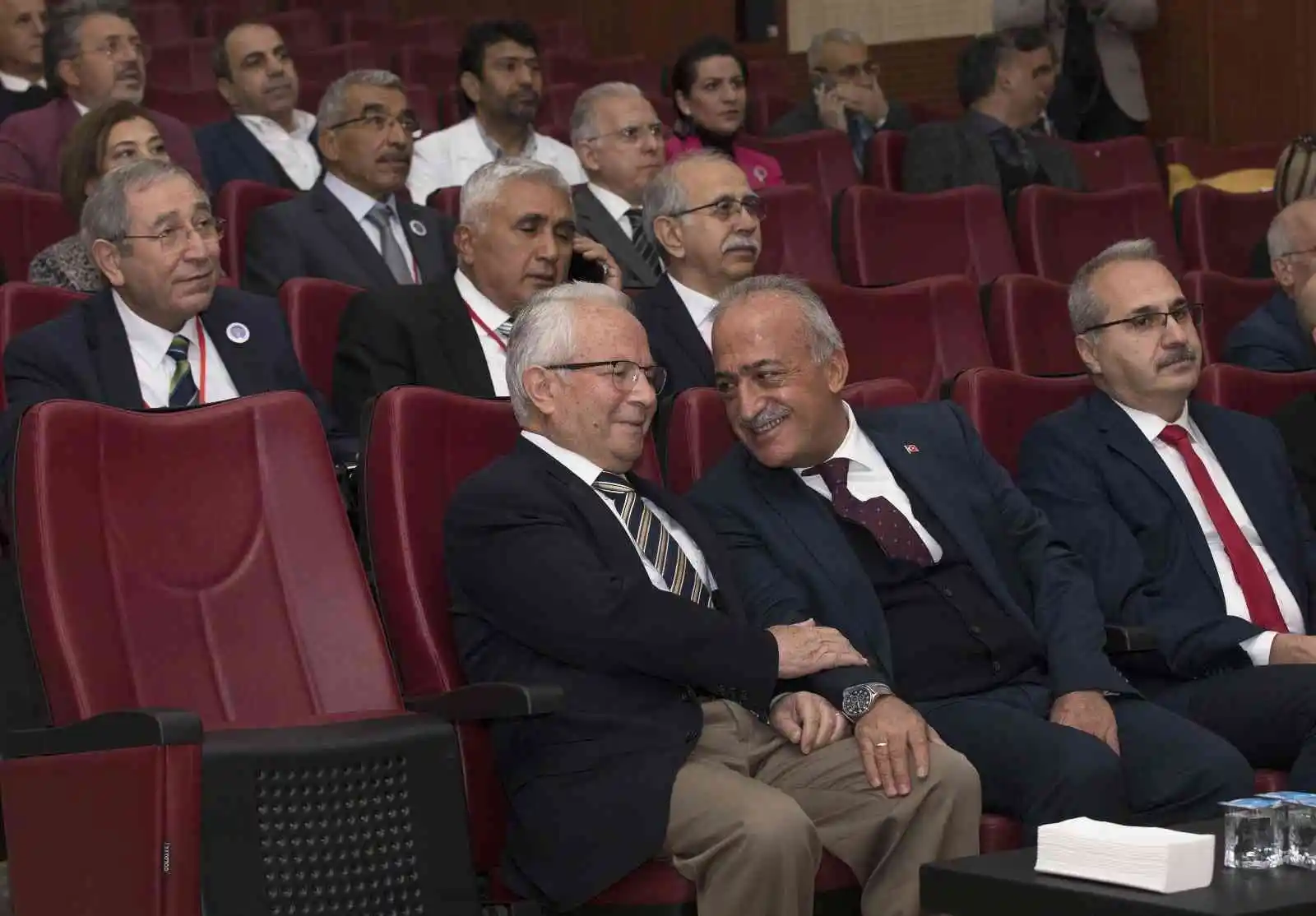 Rektör Çomaklı, tıp fakültesi 1976-1982 dönemi mezunları ile bir araya geldi