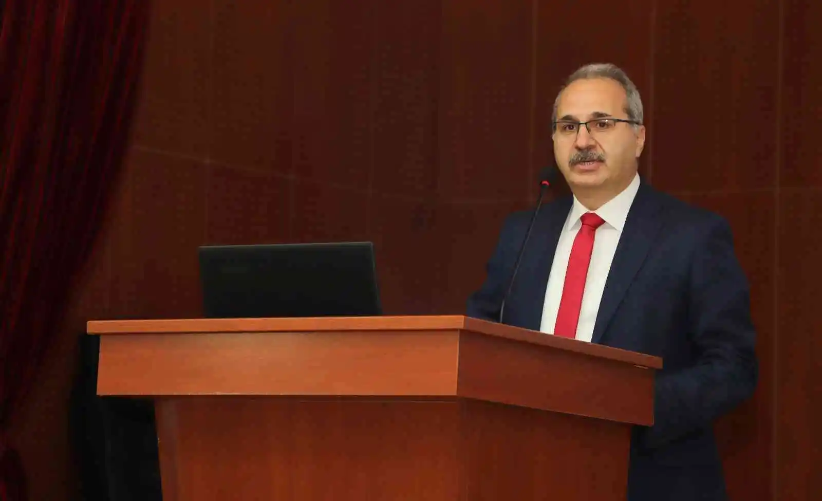 Rektör Çomaklı, tıp fakültesi 1976-1982 dönemi mezunları ile bir araya geldi