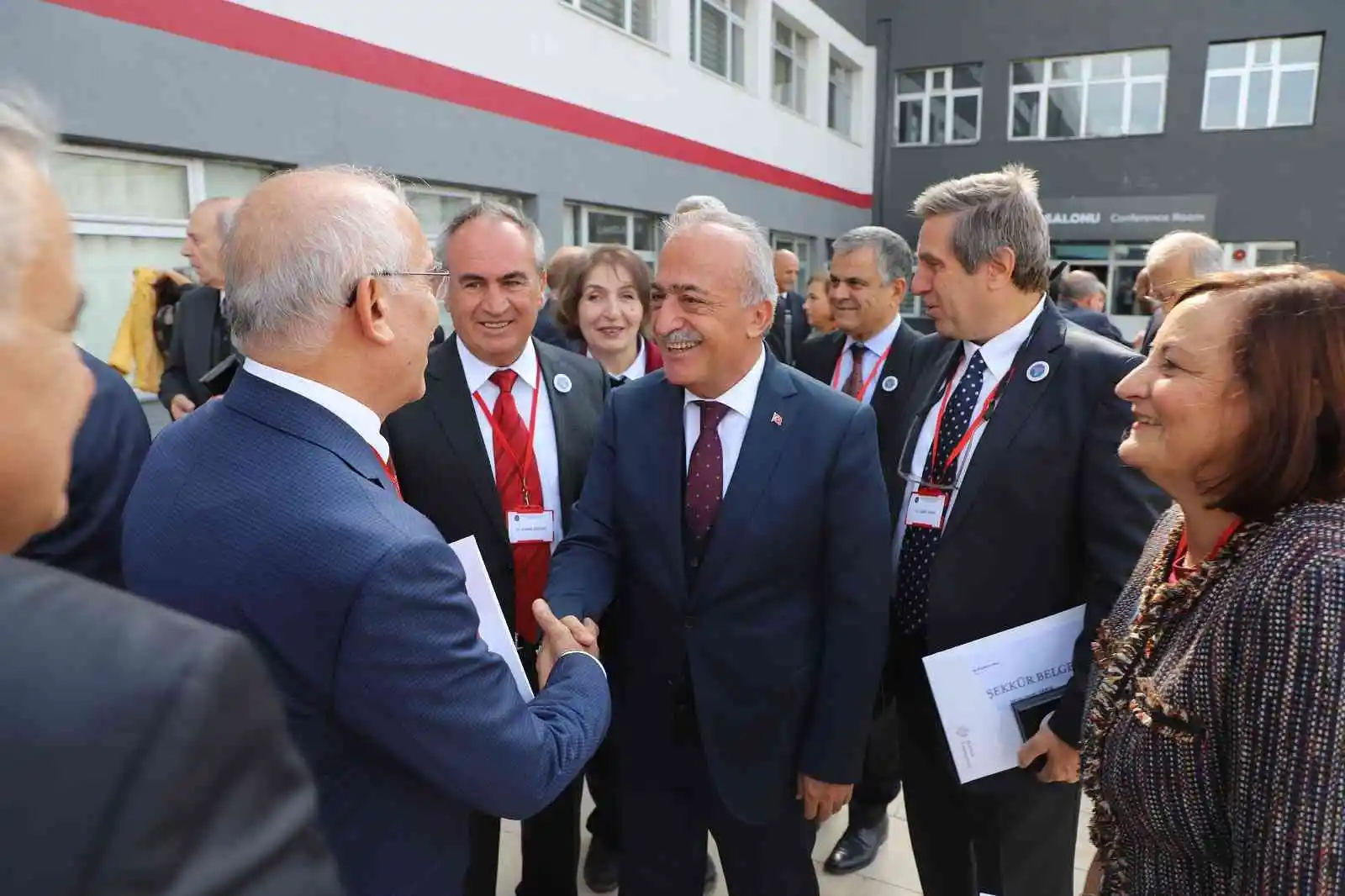 Rektör Çomaklı, tıp fakültesi 1976-1982 dönemi mezunları ile bir araya geldi