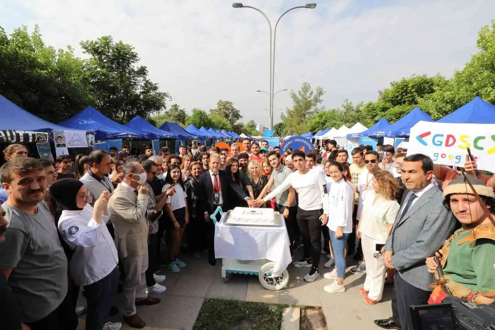 Rektör Özkan, öğrenci toplulukları tanıtım günlerine katıldı
