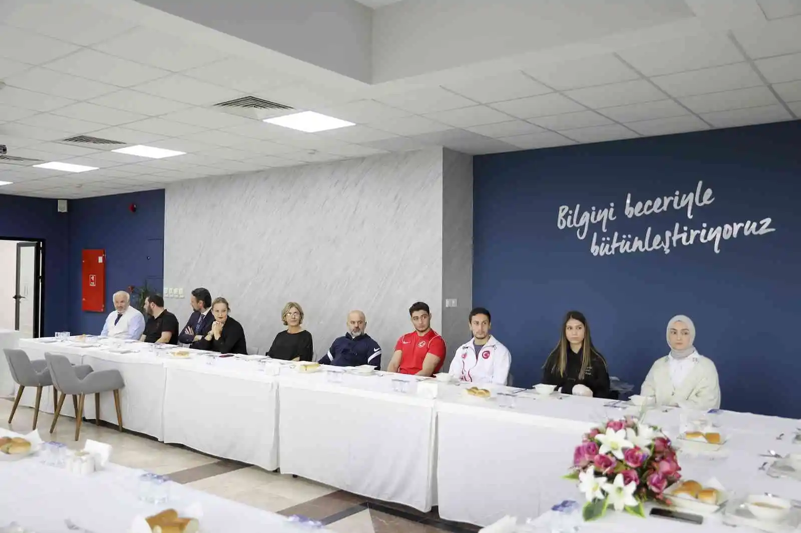Rektör Sarıbıyık şampiyon öğrencilerle buluştu