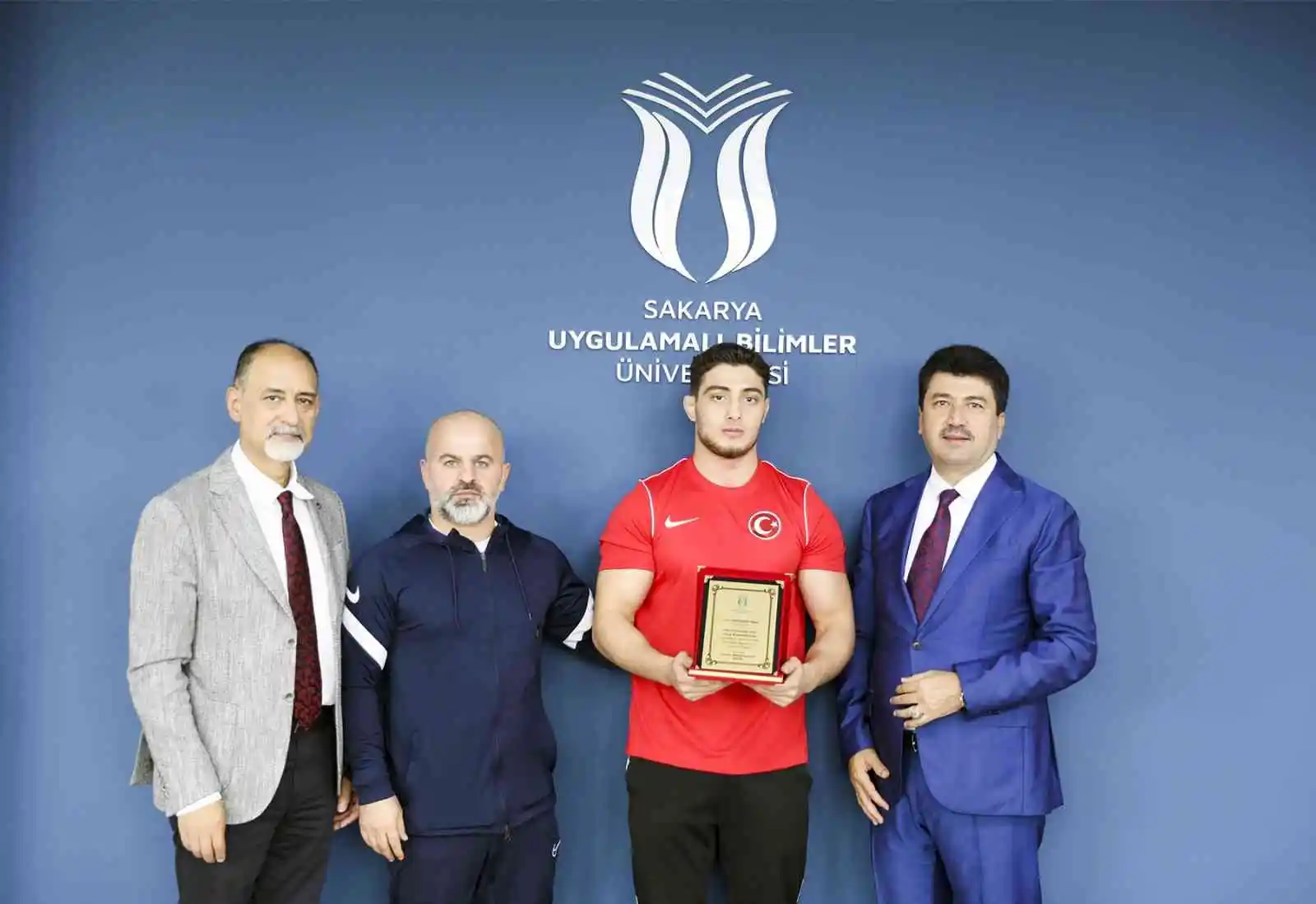 Rektör Sarıbıyık şampiyon öğrencilerle buluştu