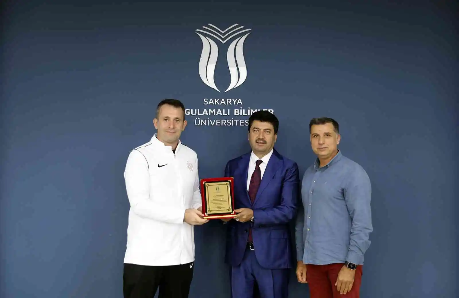 Rektör Sarıbıyık şampiyon öğrencilerle buluştu