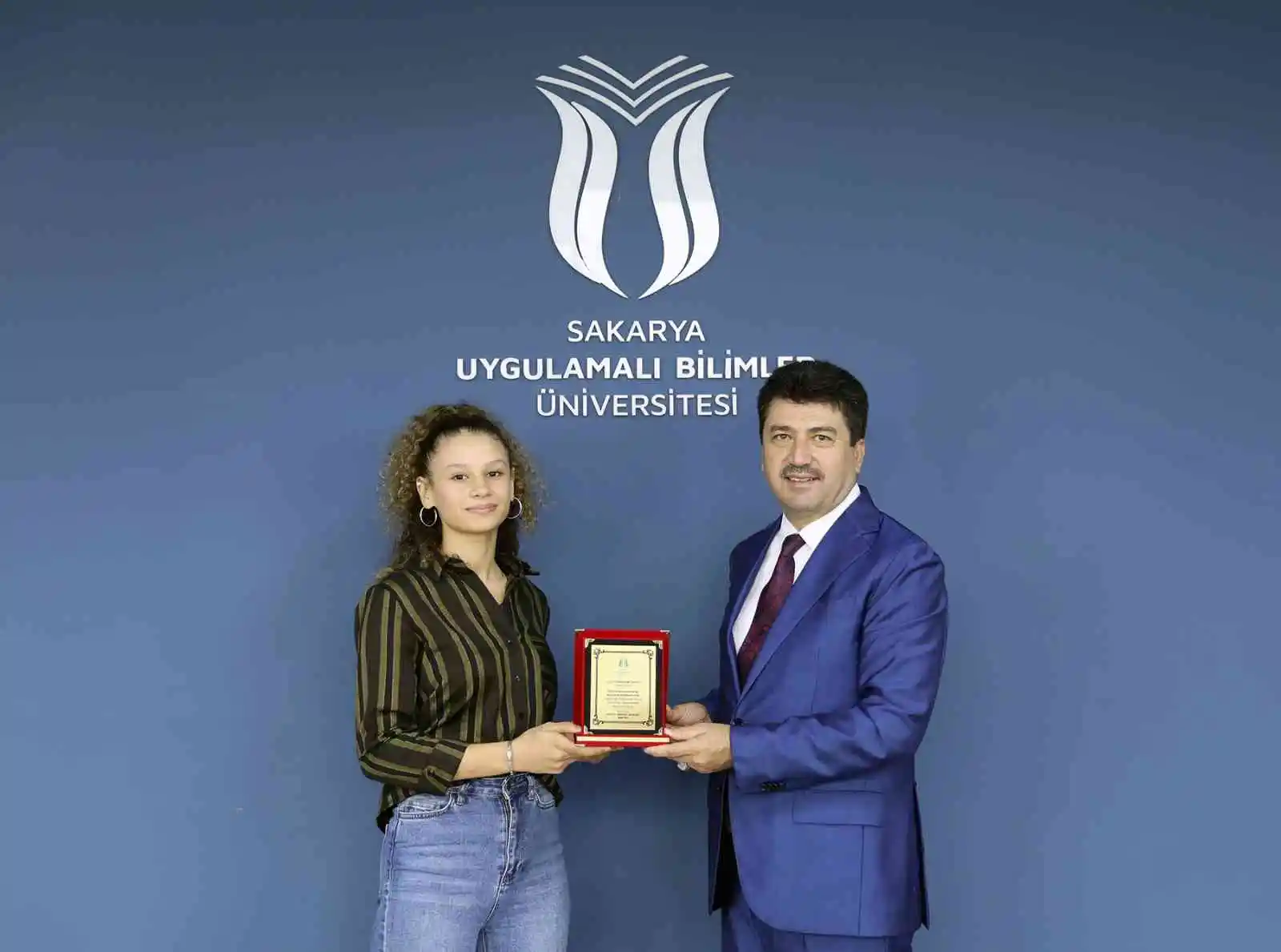 Rektör Sarıbıyık şampiyon öğrencilerle buluştu