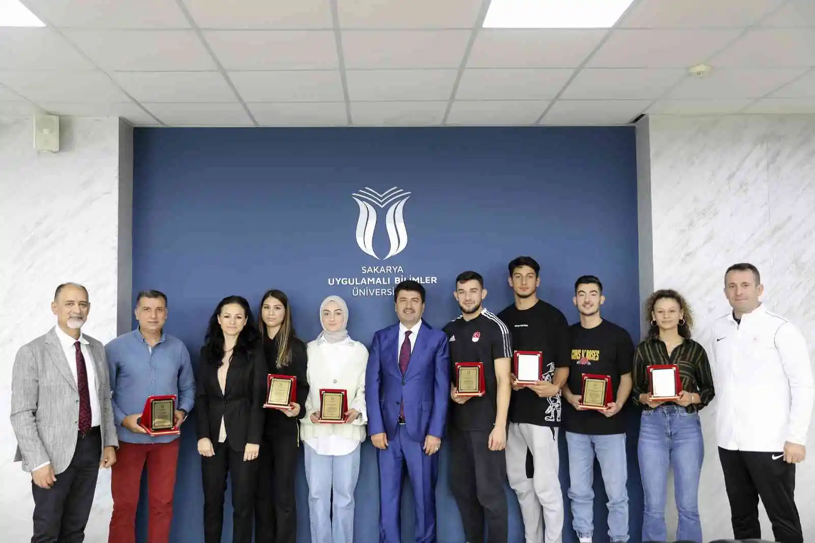 Rektör Sarıbıyık şampiyon öğrencilerle buluştu