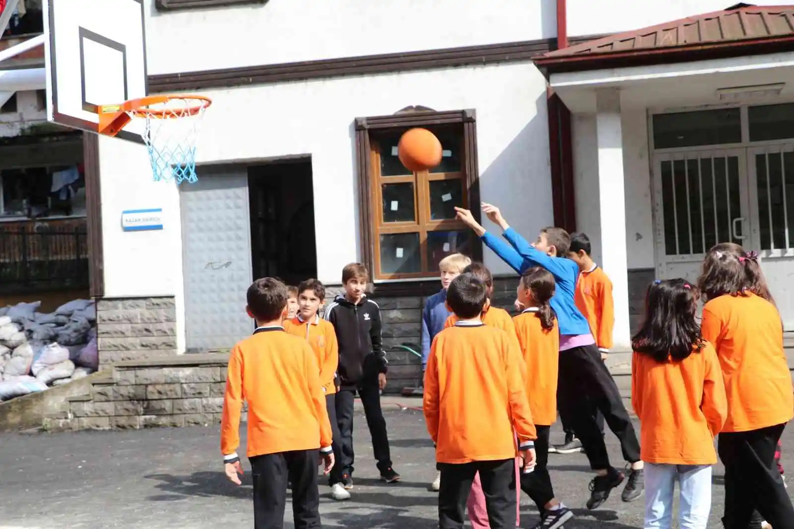 Rize'de okulların basket potalarını meslek lisesi öğrencileri yapıyor