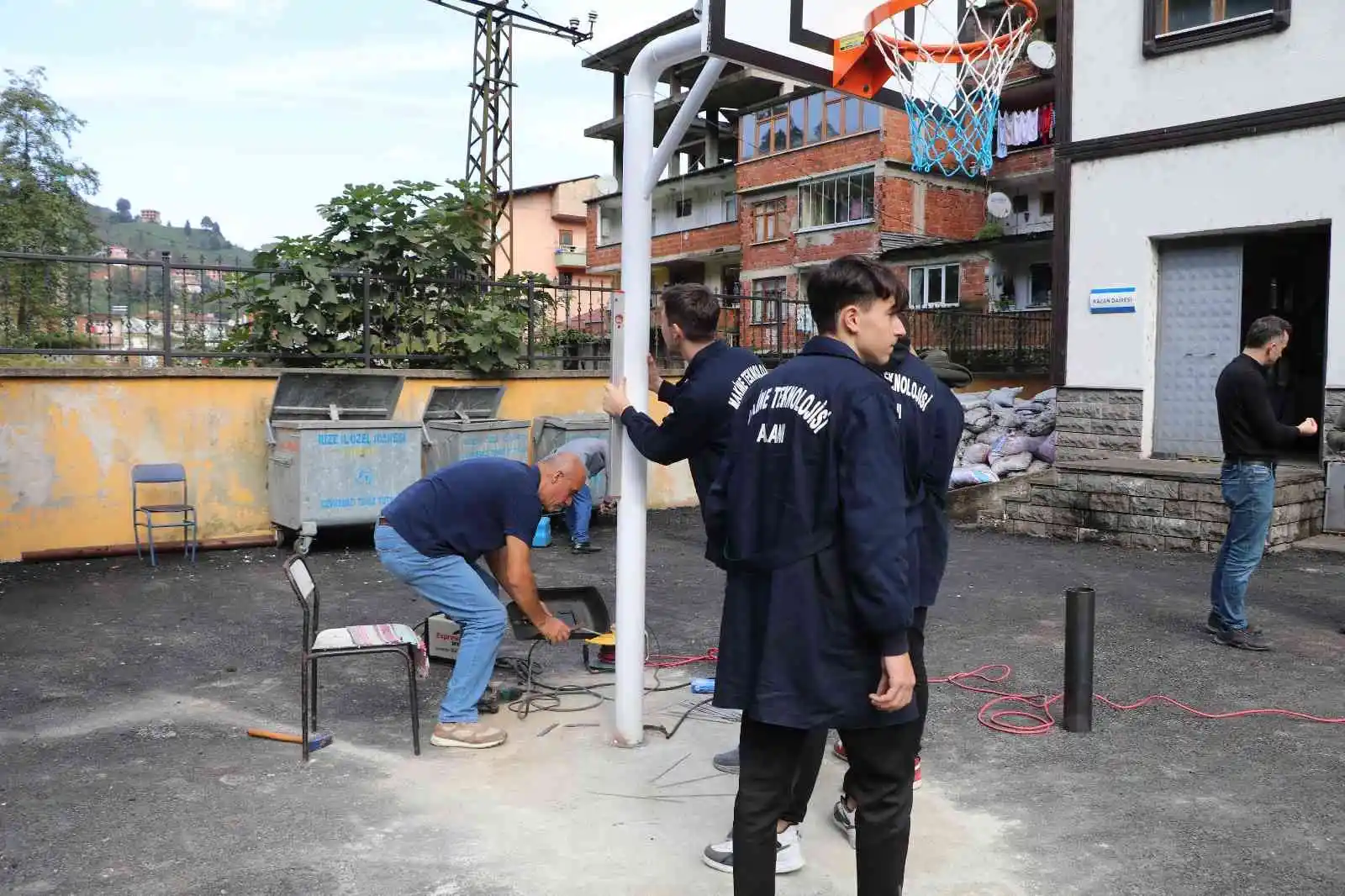 Rize’de okulların basket potalarını meslek lisesi öğrencileri yapıyor