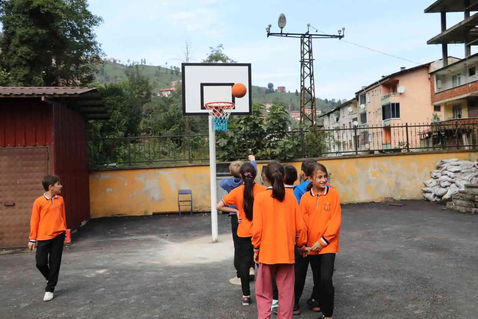 Rize’de okulların basket potalarını meslek lisesi öğrencileri yapıyor