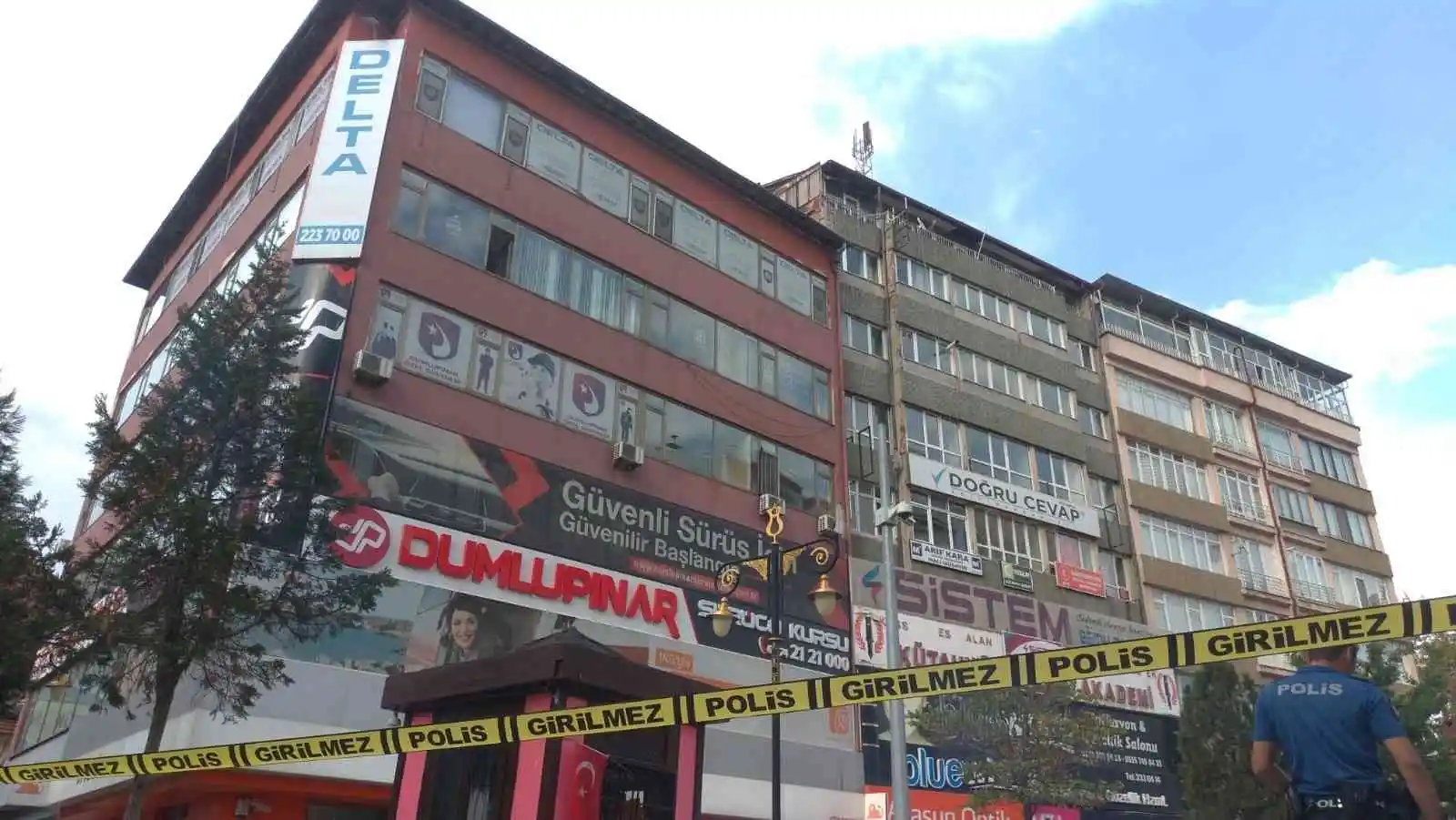 Rüzgarda kopan çatı ekipleri harekete geçirdi