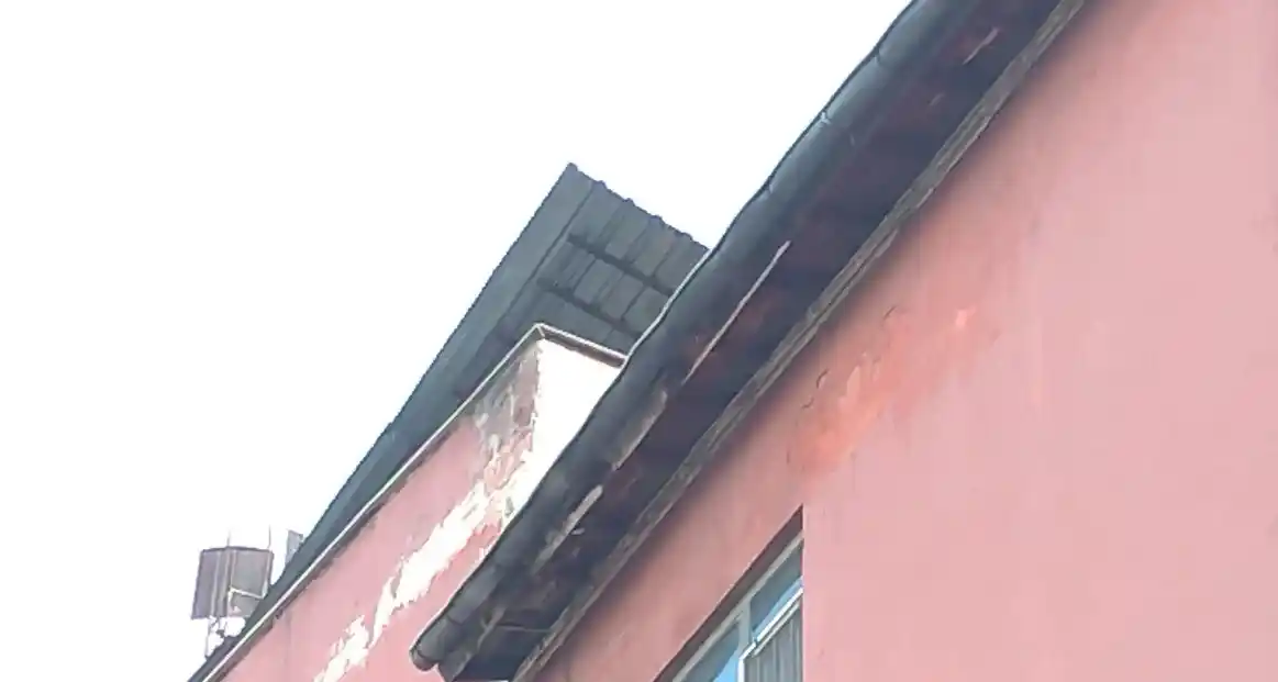 Rüzgarda kopan çatı ekipleri harekete geçirdi