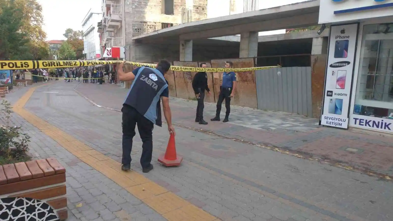 Rüzgarda kopan çatı ekipleri harekete geçirdi
