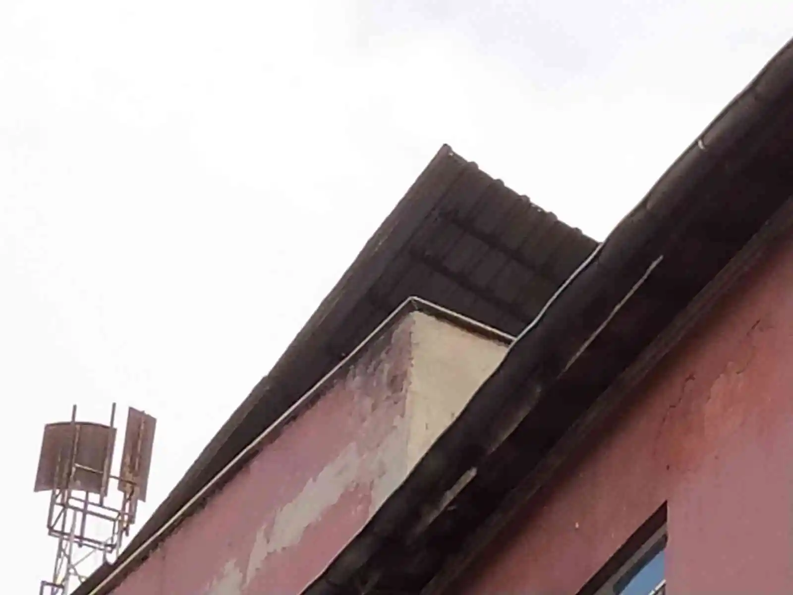 Rüzgarda kopan çatı ekipleri harekete geçirdi