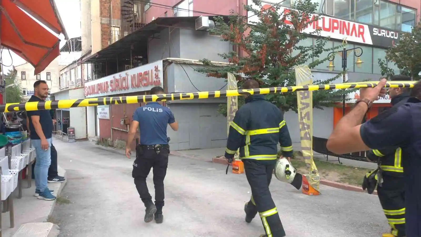 Rüzgarda kopan çatı ekipleri harekete geçirdi